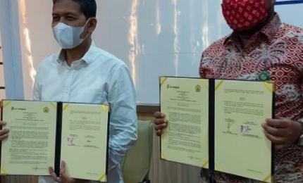 Kepala Cabang Utama Bank Bengkulu Iswahyudi (kanan) dan Wakil Rektor II Unib Sigit Sujadmiko (kiri) usai penandatanganan MoU