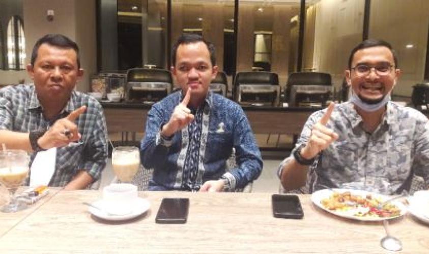 dr Yoga Mirza Pratama (tengah) bersama para senior HIPMI Bengkulu