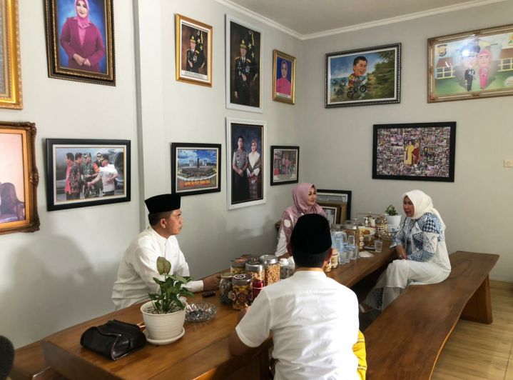Suasana akrab antara Kapolda Bengkulu dengan ibu bersama Ketua Dewan Penasehat SMSI Bengkulu Supratman dan Ny. Novi Suprarman