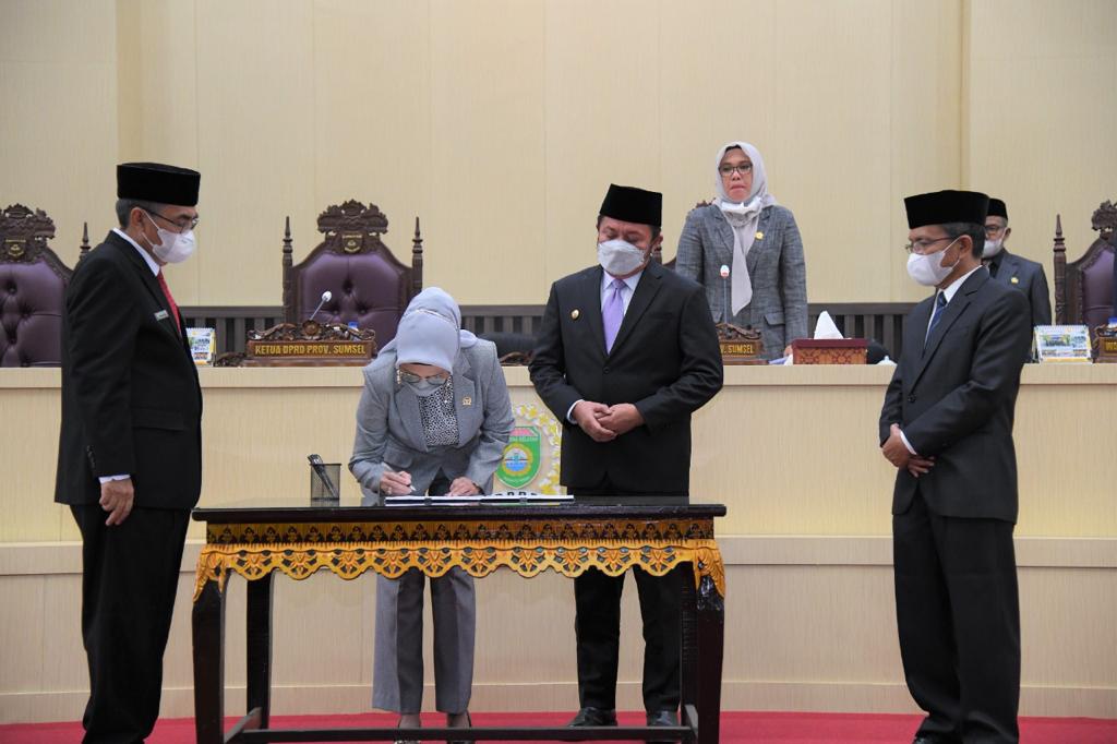 Ketua DPRD Sumsel menandatangani persetujuan Raperda Jasa Konstruksi.