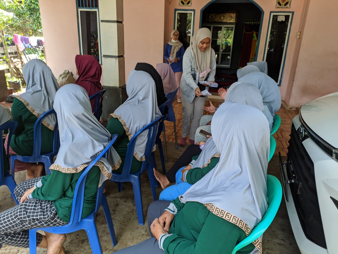 Sosialisasi dan Pemaparan oleh Tim Pengabdian UNIB kepada ibu-ibu KWT 2 Padang Betuah
