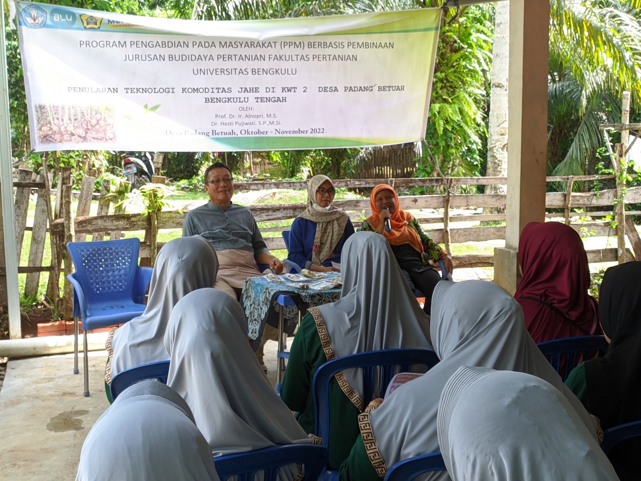 Sosialisasi dan Pemaparan oleh Tim Pengabdian UNIB kepada ibu-ibu KWT 2 Padang Betuah