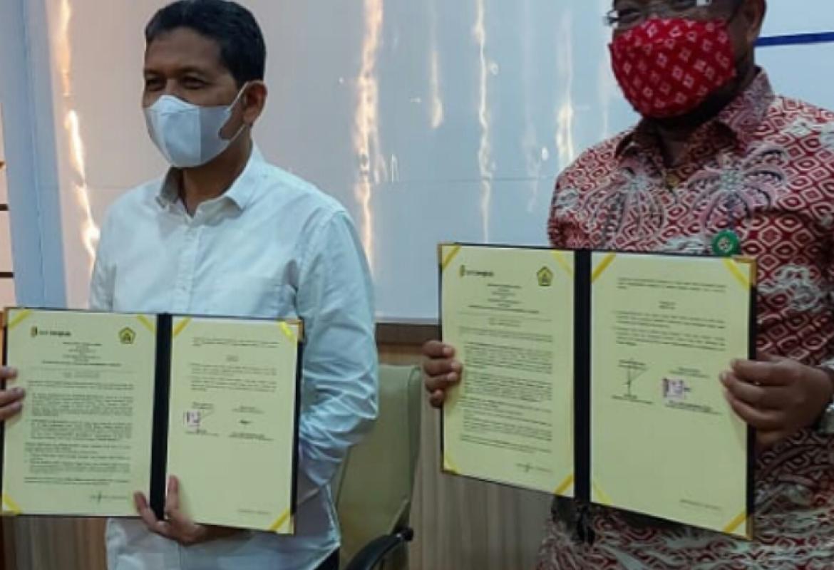Kepala Cabang Utama Bank Bengkulu Iswahyudi (kanan) dan Wakil Rektor II Unib Sigit Sujadmiko (kiri) usai penandatanganan MoU