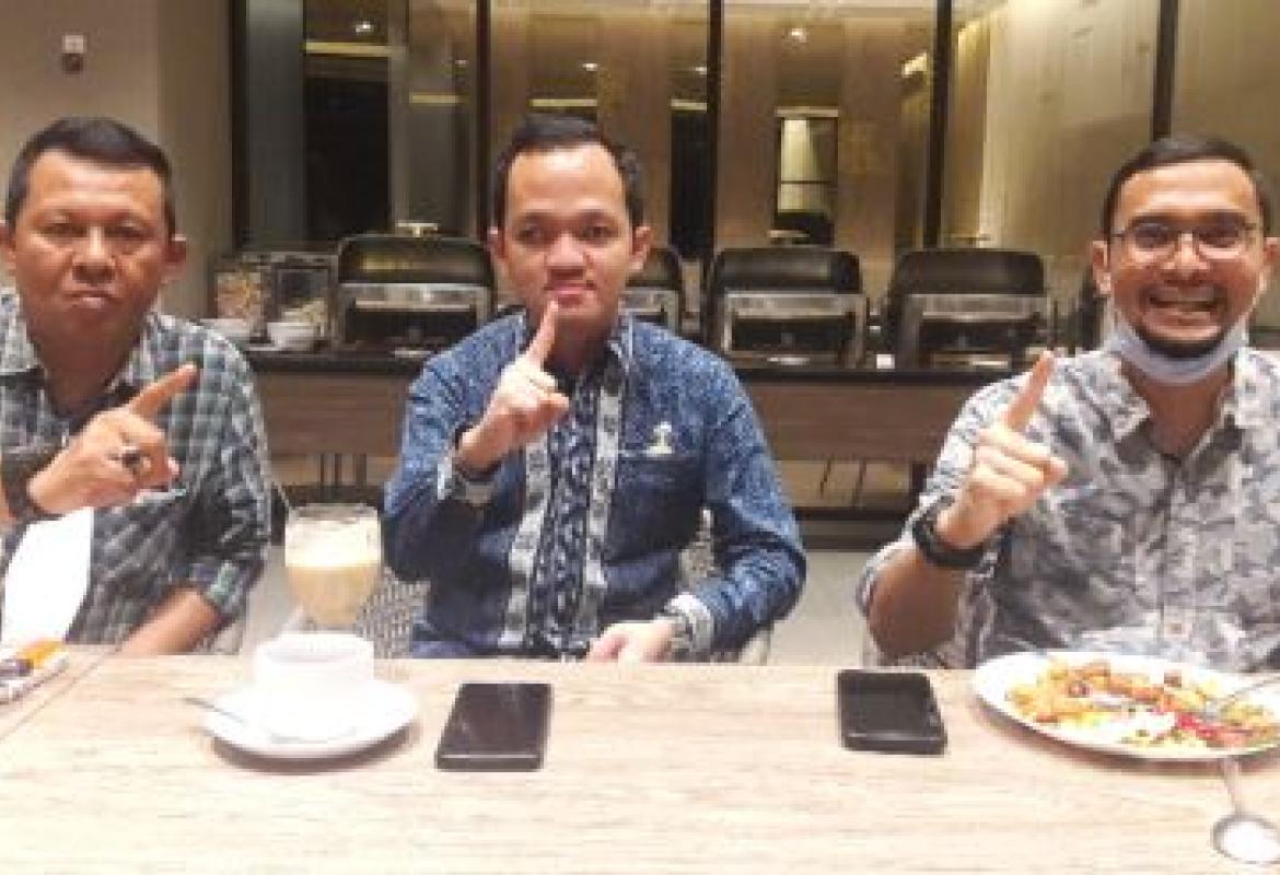 dr Yoga Mirza Pratama (tengah) bersama para senior HIPMI Bengkulu