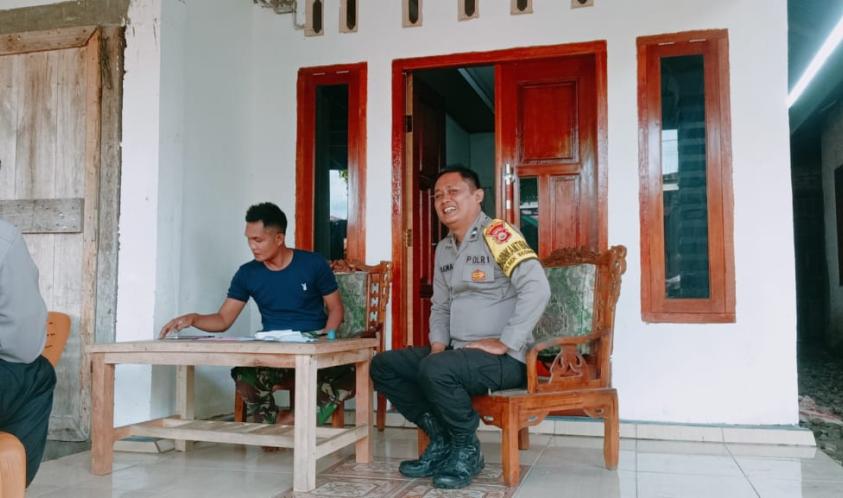 Bhabinkamtibmas Polres Bengkulu Selatan Sambangi Warga Desa Binaan