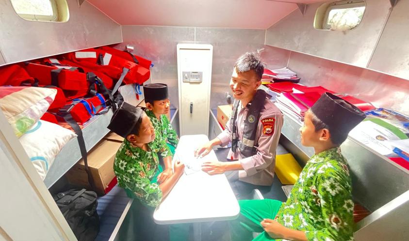 Ditpolairud Polda Bengkulu Gelar Perpustakaan Terapung, dan Menerima Kunjungan Anak-anak SD IT Firdaus Bengkulu