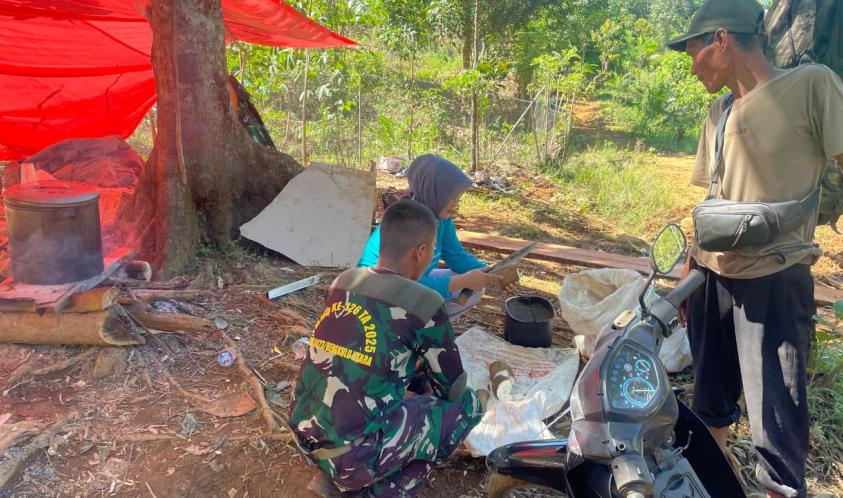 Kebersamaan Satgas TMMD ke-126 Kodim 0423/Bengkulu Utara dan Warga Desa Batu di Dapur Lapangan