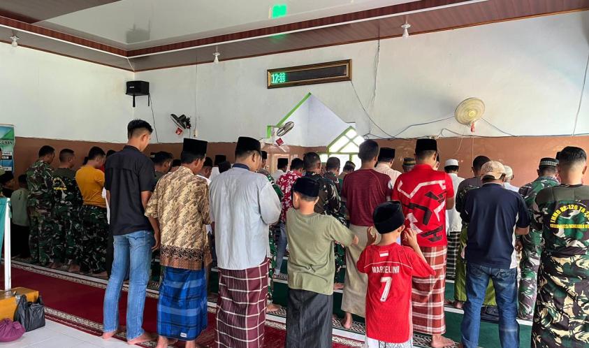 Di Sela-sela Proses Pembangunan, Satgas TMMD Kodim 0423/BU Laksanakan Salat Jumat Bersama Masyarakat