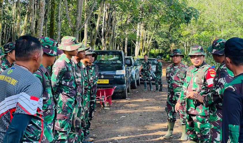 Dansatgas TMMD 126 Bangkitkan Motivasi Prajurit Lewat Apel Pagi di Batu Raja R Tegaskan Disiplin dan Kekompakan