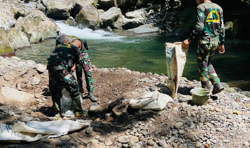 Anggota TMMD Manfaatkan Sungai untuk Penuhi Kebutuhan Material Pekerjaan
